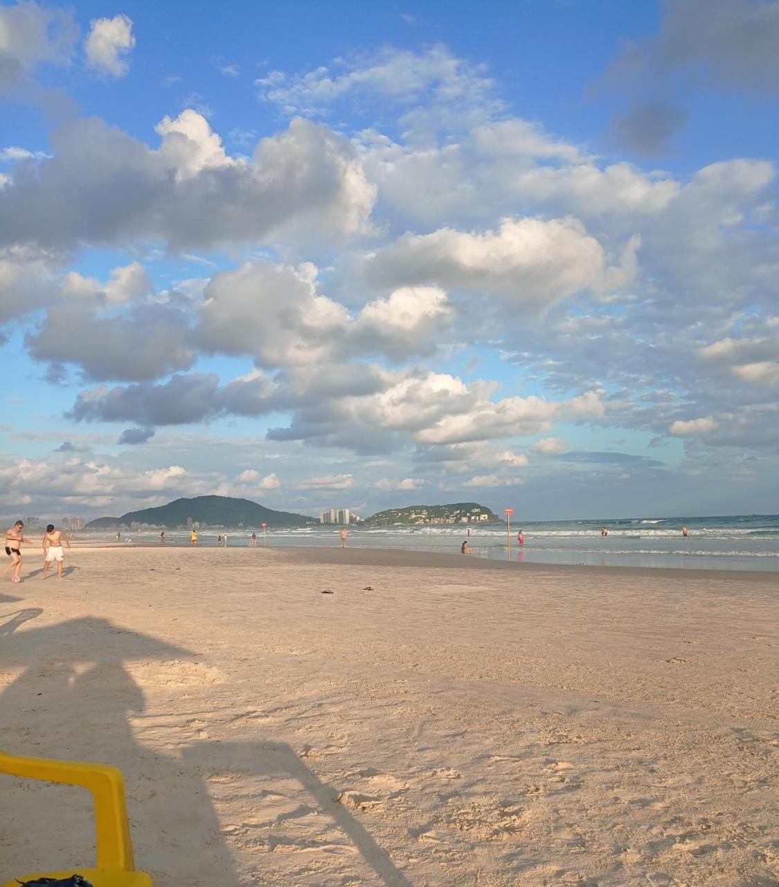 Apartamento com Estacionamento, Wi-Fi, Ar condicionado a 300 metros da Praia da Enseada no Guarujá. Exterior foto