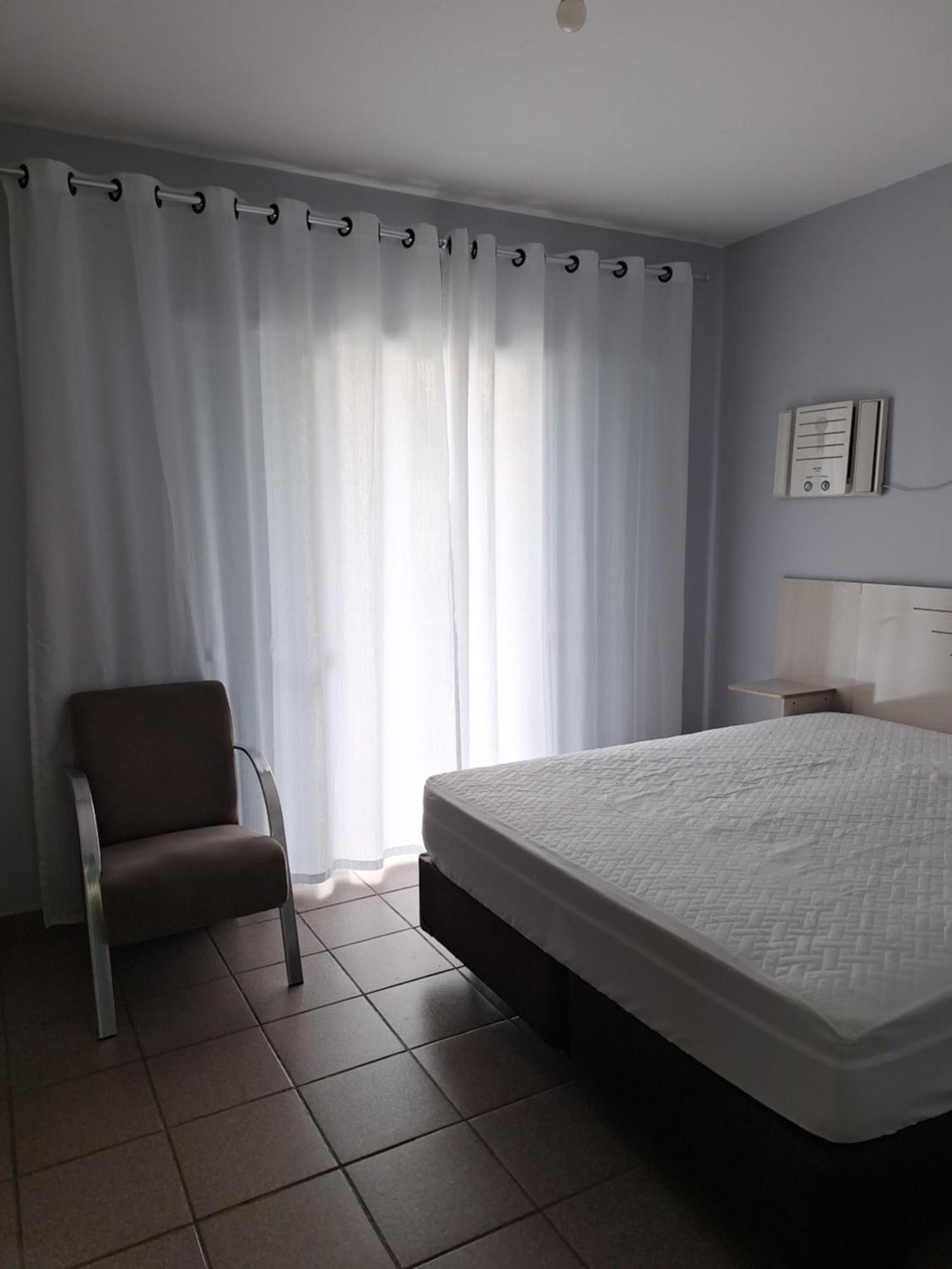 Apartamento com Estacionamento, Wi-Fi, Ar condicionado a 300 metros da Praia da Enseada no Guarujá. Habitación foto