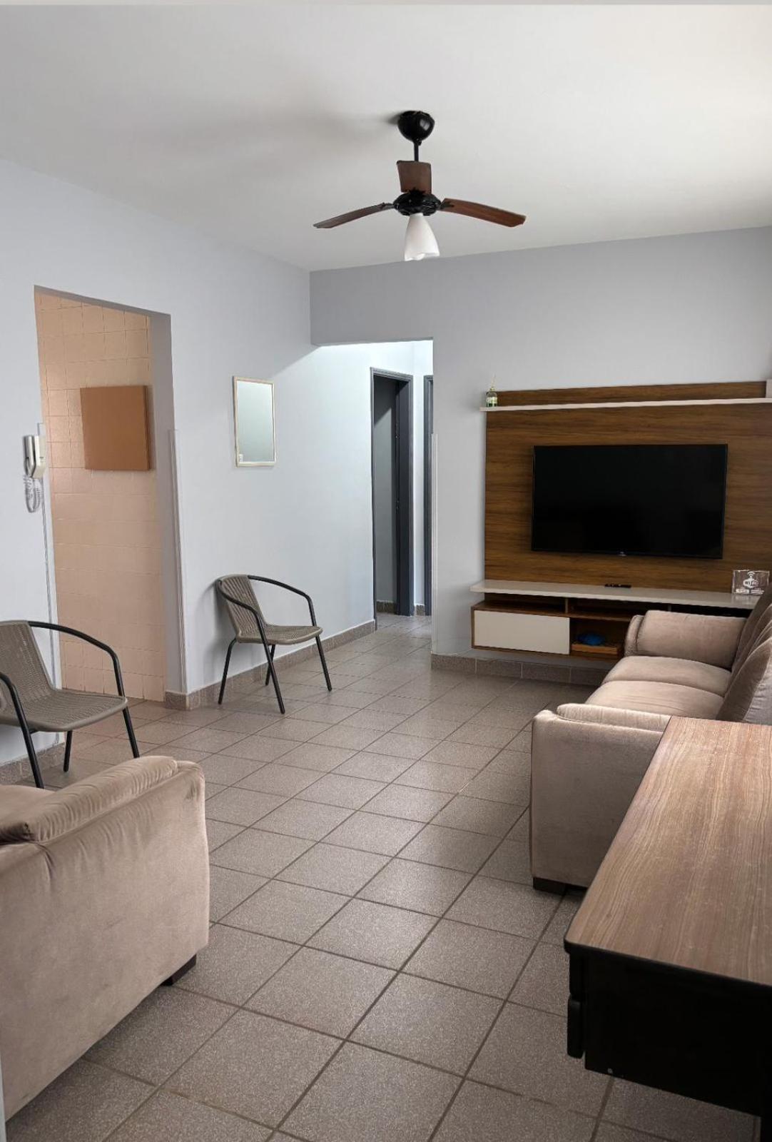 Apartamento com Estacionamento, Wi-Fi, Ar condicionado a 300 metros da Praia da Enseada no Guarujá. Exterior foto